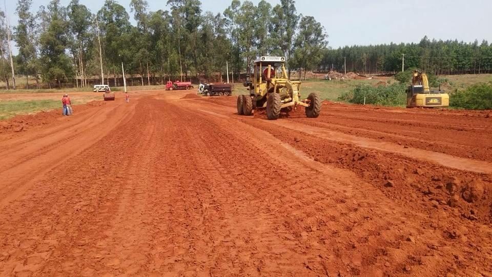 Terraplanagem com patrol (motoniveladora) nivelando terreno