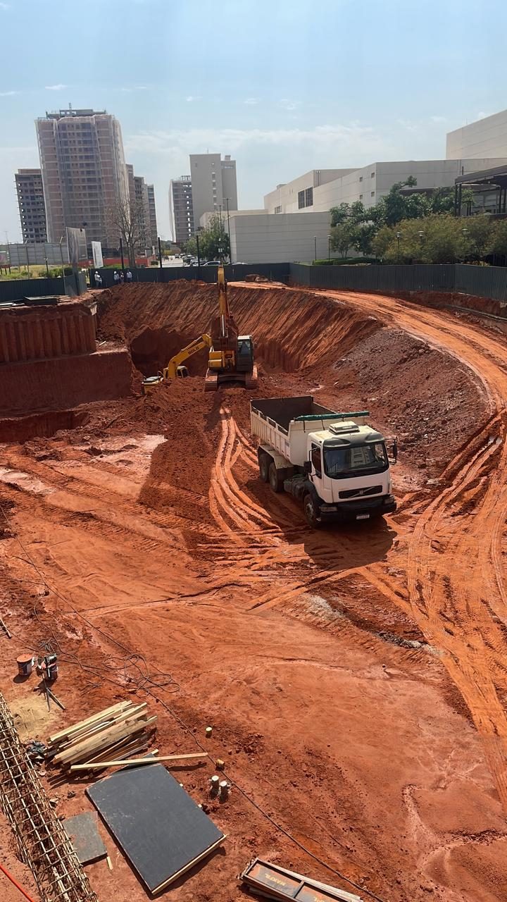 Escavação de fundação para empreendimento em São José do Rio Preto